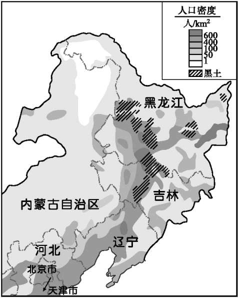 读我国东北三省人口密度与黑土分布的关系图完成下面小题