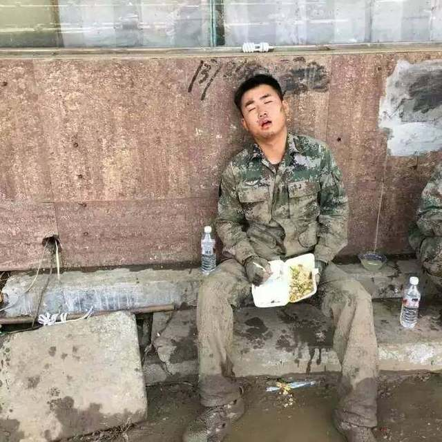 近日一名抗洪抢险的战士吃饭时累得睡着了的照片火爆网络网友纷纷称赞