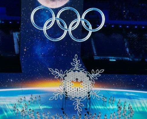 全世界人民在北京冬奥会五环的光辉下一起向未来